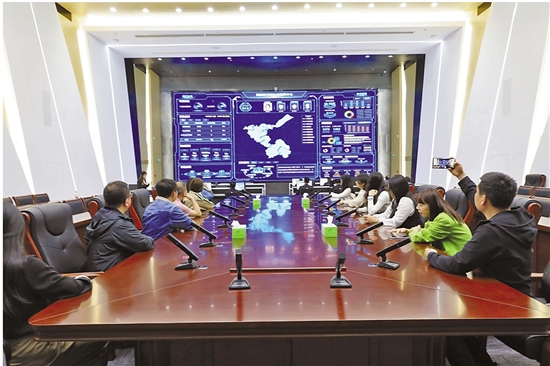 采訪團參觀紹興市柯橋區(qū)行政執(zhí)法指揮中心。