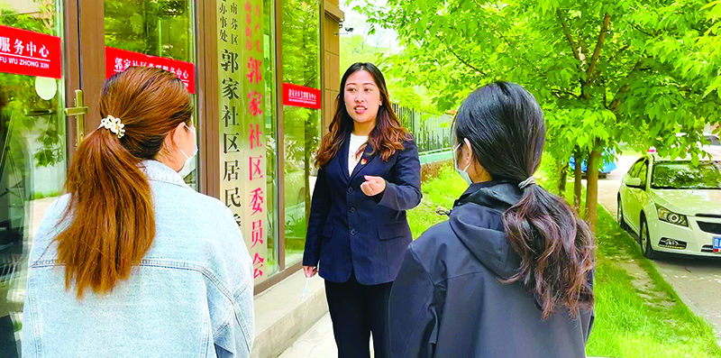 李媛（中）給社區(qū)居民普法。