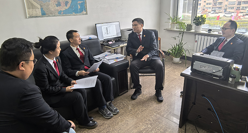 頭題圖，佟飛（右二）與執(zhí)行干警研討執(zhí)行攻堅方案
